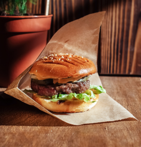 Pudełka do kanapek w kształcie burgera to urocze i funkcjonalne rozwiązanie dla osób, które chcą cieszyć się świeżymi kanapkami w pracy, szkole czy podczas pikniku. Dzięki swojemu zabawnemu designowi, takie pudełka z pewnością przyciągną uwagę i wywołają uśmiech na twarzy użytkownika. W